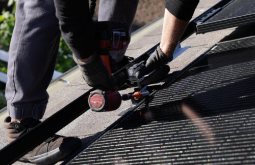 Altas tasas de interés y otros problemas amenazan el mercado solar residencial en 2024